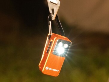 Olight Oclip 2 el feneri, klips deliğinden asılabilir.