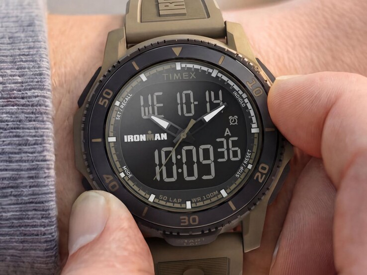 Kum rengi Timex Ironman Adrenaline analog-dijital saat, siyah çerçeve ve dijital ekranı görünür şekilde bir bilekte gösterilmiştir.