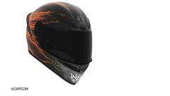 Siyah, gri ve alev grafiklerine sahip AGV K1 S Street Fighter 6 Ken motosiklet kaskı.