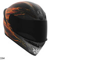 Siyah, gri ve alev grafiklerine sahip AGV K1 S Street Fighter 6 Ken motosiklet kaskı.