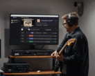 Gitarist, StemKit uygulamasını gösteren bir monitörün önünde çalıyor.