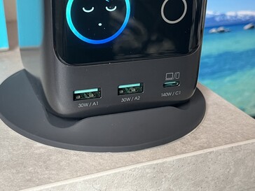 2x USB Tip-A (her biri 30W) + Tip-C (140W)