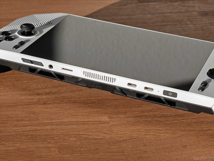 Bağlantı noktaları: Ses düğmeleri, 3,5 mm ses, microSD kart okuyucu, Thunderbolt 4 ile 2x USB-C 4.0 (40 Gbit/s, DisplayPort ALT modu, Power Delivery 3.0), parmak izi tarayıcılı güç düğmesi