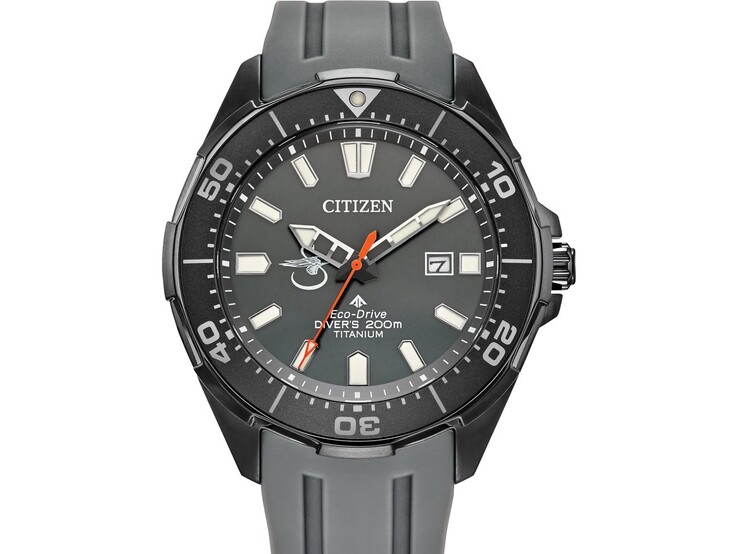 Gri kadranlı, siyah dalış çerçeveli, turuncu saniye ibresi ve gri poliüretan kayışlı Citizen Promaster Seahawk x Sikorsky BN0207-06H.