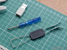 Keychron C1 Pro 8K, sökme araçları ve USB C'den A'ya adaptör içerir. 