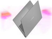 IdeaPad Slim 5i Ultra Haziran 2026'dan itibaren satışa sunulacak. Resimde: dizüstü bilgisayarın ince tasarımını gösteren bir tanıtım resmi.