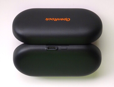OpenRock Link 20 şarj kutusunun arka kenarı boyunca bir USB-C bağlantı noktası ve eşleştirme/sıfırlama düğmesi bulunur. (Resim kaynağı: Notebookcheck)
