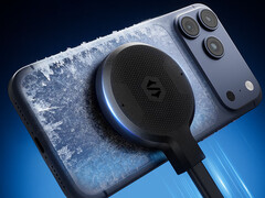 Black Shark 6 Ultra'nın Çin'deki fiyatı yaklaşık 66 dolar. Resimde: bir iPhone'a bağlı soğutma bloğu.