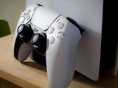 Bir PS5 konsoluna yaslanmış bir PlayStation 5 DualSense kontrol cihazının fotoğrafı