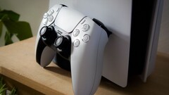 Bir PS5 konsoluna yaslanmış bir PlayStation 5 DualSense kontrol cihazının fotoğrafı