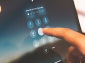 Parmak, ekrandaki sayı tuş takımında bir PIN giriyor