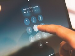 Parmak, ekrandaki sayı tuş takımında bir PIN giriyor