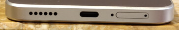 Alt kısım: Hoparlör, USB bağlantı noktası, mikrofon, SIM yuvası
