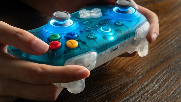 8BitDo Ultimate 2 Kablosuz Oyun Kumandası N64 30. Yıl Özel Sürümü.