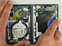 iFixit'in bulguları, JerryRigEverything'inkilerle büyük ölçüde örtüşse de, farklı sonuçlara varıyor.
