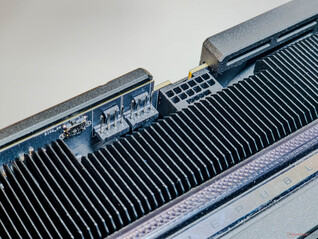 VBIOS anahtarı, fan başlıkları ve 12V-2x6 konektörü
