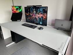 Sectrelab MAGNUS Pro XL incelemede. Secretlab'ın izniyle test örneği.