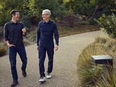 Apple CEO'su Tim Cook ve halefi John Ternus.
