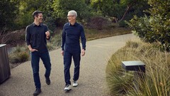 Apple CEO'su Tim Cook ve halefi John Ternus.