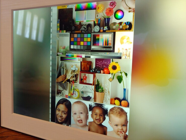 Görüş açısı arttıkça parlaklık düşerken, yansımalar iyi kontrol ediliyor.