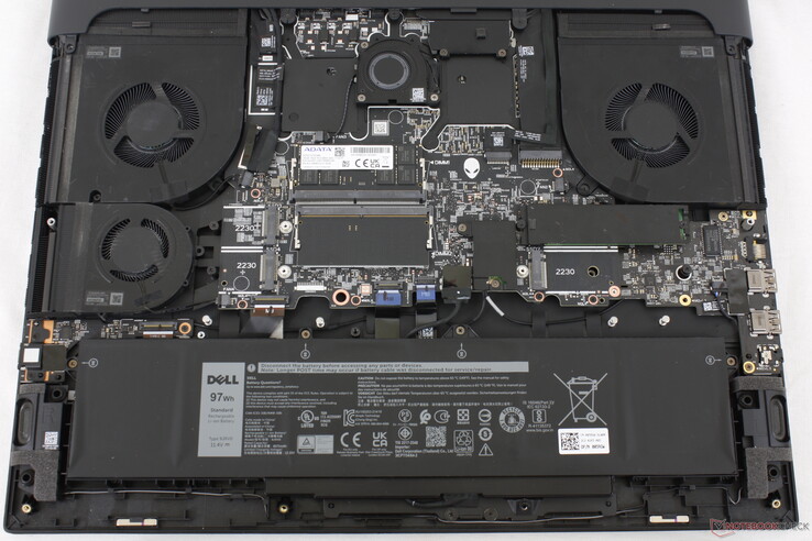 Karşılaştırma için Alienware m18 R1 Intel-Nvidia yapılandırması. Ekstra 4. M.2 SSD yuvasına dikkat edin