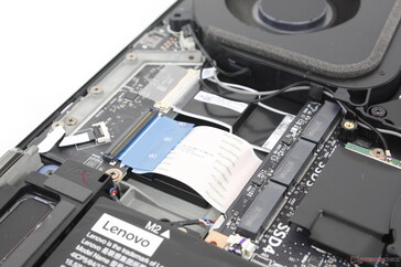 Üç ek M.2 2280 PCIe4 x4 yuvası (ısı dağıtıcı çıkarılmış halde)
