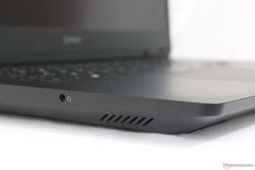 Çoğunlukla plastik olmasına rağmen güçlü ve görsel olarak çekici tasarım