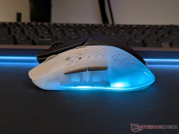 Aerox 3 Wireless Gen 2 ve Glorious Model D3 Wireless arasındaki şekil farkı.