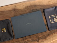 Snapdragon işlemcili en yeni 14 inçlik Yoga 7 dizüstü bilgisayar, AMD işlemcili muadiline kıyasla 2 katından fazla daha uzun süre dayanabilir