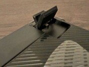 Klavye, ayarlanabilir ayaklar kullanılarak daha fazla eğilebilir; tüm fotoğraflar ayaklar katlanmış haldeyken çekilmiştir. (Resim kaynağı: Notebookcheck)