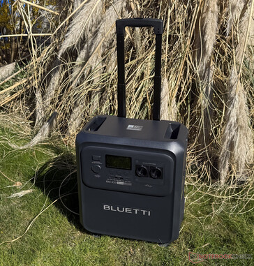 Bluetti Elite 400 teleskopik bir sap ile birlikte gelir...