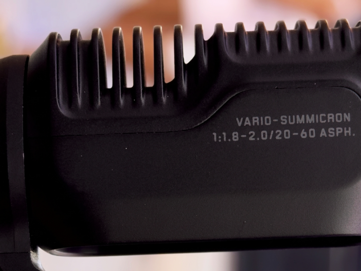 Insta360 Luna Ultra'nın gimbal kafasının yakın çekimi 20-60 mm yakınlaştırma aralığını ortaya koyuyor (bu 3x optik yakınlaştırma anlamına geliyor).