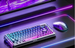 Lenovo Legion Y7MG oyun faresi, klavye, monitör ve RGB masa arka aydınlatmasıyla birlikte gösterilmiştir.