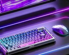 Lenovo Legion Y7MG oyun faresi, klavye, monitör ve RGB masa arka aydınlatmasıyla birlikte gösterilmiştir.
