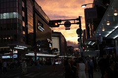 Lumix S5-II: HDR basamaklama burada mantıklı olabilir, ancak önemi abartılmamalı—özellikle bu sahnedeki hareket eden insanlar nedeniyle ve daha genel olarak artık kompakt fotoğraf makinelerinin bile giderek daha geniş dinamik aralık sunması nedeniyle