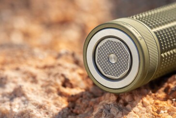 Kuyruk anahtarı, isteğe bağlı anlık açma ile turbo ve yüksek parlaklık seviyelerine erişim sağlar.