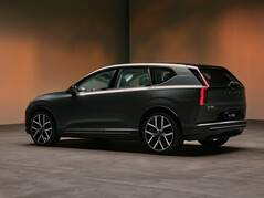 Göz alıcı arka tasarım: Tamamen elektrikli Volvo EX60, en üst düzey P12 AWD versiyonunda 680 hp güç üreten, tam anlamıyla “koyun kılığına girmiş bir kurt”tur.