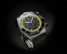 Karbon fiber kadranlı, limon yeşili takimetrik skalalı ve koyu renk kasalı Breitling Super Chronomat B19 44 Perpetual Calendar Chronograph.