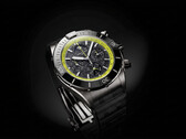 Karbon fiber kadranlı, limon yeşili takimetrik skalalı ve koyu renk kasalı Breitling Super Chronomat B19 44 Perpetual Calendar Chronograph.