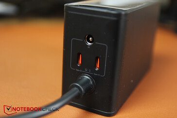 Arka: güç kablosu, 2x USB-C, 1x DC çıkışı