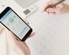 Sağlık uygulaması açık halde bir akıllı telefonu tutan bir el