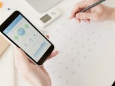 Sağlık uygulaması açık halde bir akıllı telefonu tutan bir el