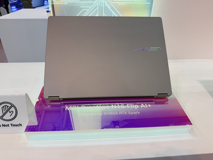 MSI'ın 2'si 1 arada Prestige N16 Flip AI+ modelinin Computex'teki resmi.
