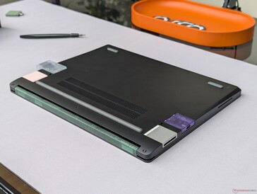 Laptop 13 Pro'nun alt kısmı, Laptop 13.5 ve Framework Desktop'ta bulunan aynı Genişleme Kartlarıyla geriye dönük tam uyumluluk gösteriyor