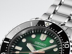 Yeşil güneş ışını desenli kadranını gösteren Seiko Marinemaster HBF003J1'in yakın çekimi,