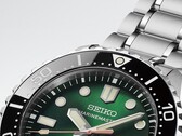 Yeşil güneş ışını desenli kadranını gösteren Seiko Marinemaster HBF003J1'in yakın çekimi,