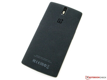 OnePlus One’ın arka kısmı olağanüstüydü: birinci sınıf bir his veriyordu ve kavisli bir tasarıma sahipti.