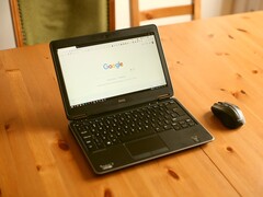 Tarayıcıda Google ana sayfası açık olan, ahşap bir masanın üzerinde duran Windows dizüstü bilgisayar