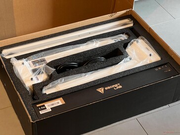 Küçük pakette ayak sütunları, masa ayakları ve masa paspası bulunur.