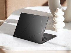 Asus en yeni 14 inç dizüstü bilgisayarını yaklaşık 17 saatlik pil ömrüyle değerlendiriyor.